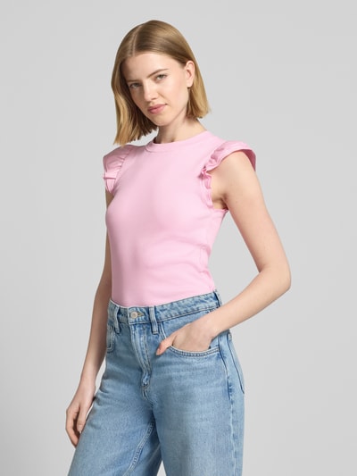 Frauenmodel trägt Slim Fit Top mit Rüschenbesatz von Rich & Royal in Rosa aus Baumwoll-Mix, Rundhalsausschnitt, Ärmelloses-Design, Ganzkörperansicht von vorne. Rückenlänge bei Größe S: 51 cm.