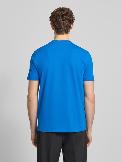 Männermodel trägt Regular Fit T-Shirt aus Baumwoll-Mix von BOSS Green, Optik: Unifarben, Label-Print, Ganzkörperansicht Rückansicht.