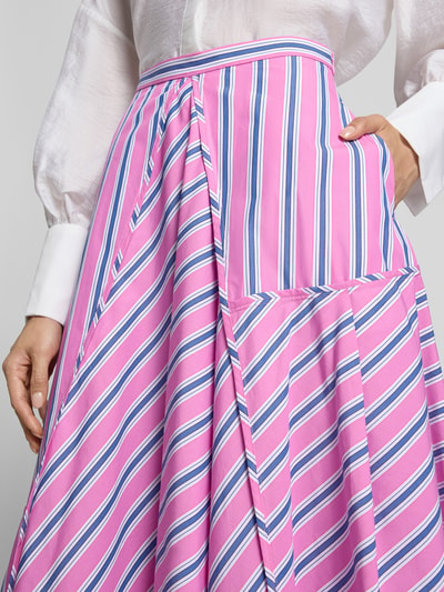 Frauenmodel trägt Ausgestellter Maxi-Rock aus reiner Baumwolle Modell 'TEQUILA' von MAX&Co. in Pink mit blauen und weißen Streifen, Nahaufnahme Oberkörper. Damen Maxi-Rock von MAX&Co.