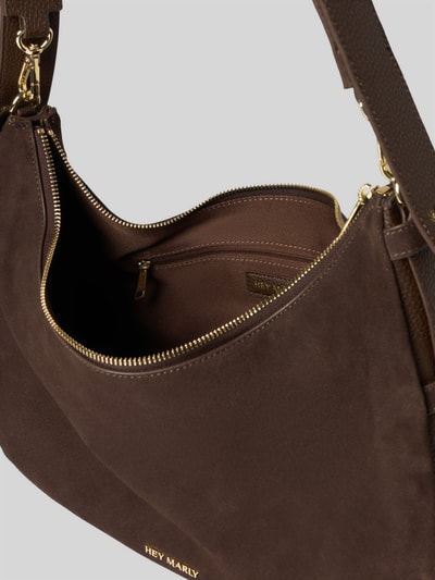 Produktfoto, Shoulder Bag aus reinem Kalbsleder Modell 'Lifetime Sister' von Hey Marly in Dunkelbraun, goldener Reißverschluss, feine Lederstruktur, Hauptfach mit Reißverschluss, abnehmbarer Schulterriemen, Maße 35x28x12 cm, Riemenlänge 90 cm