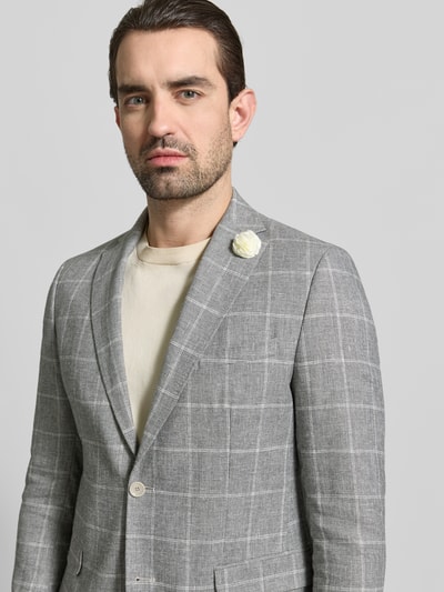 Männermodel trägt Slim fit Pak Model 'Paul/Paco' van CG - Club of Gents in linnenmix met viscose, 2-knoops colbert, reverskraag, klepzakken, lichtgrijs met ruitpatroon, Nahaufnahme Oberkörper.