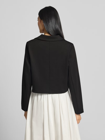 Frauenmodel trägt Regular Fit Blazer mit Viskose-Anteil Modell 'BYRIZETTA' von b.young, schwarz, glatte Textur, Ganzkörperansicht Rückansicht.