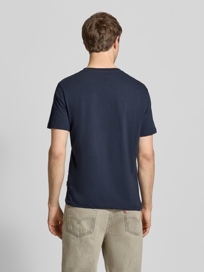 Männermodel trägt Regular Fit T-Shirt mit Motiv-Print Modell 'Klements' von Blend, reine Baumwolle, Rundhalsausschnitt, Rückenlänge 65 cm, Ganzkörperansicht Rückansicht.