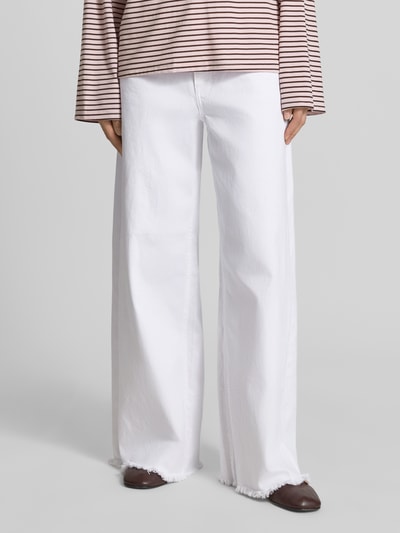Frauenmodel trägt weiße Wide Leg Jeans mit Fransen, Baumwoll-Mix mit Stretch, Modell 'Nevada' von MAC, Nahaufnahme Unterkörper, Vorderansicht.