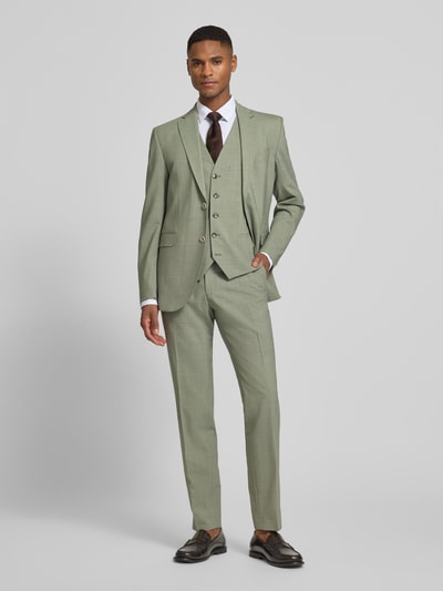 Männermodel trägt Weste aus Schurwoll-Mix von CG - Club of Gents in Grün mit Durchgehende Knopfleiste, V-Ausschnitt, Slim-Fit, Ganzkörperansicht von vorne.