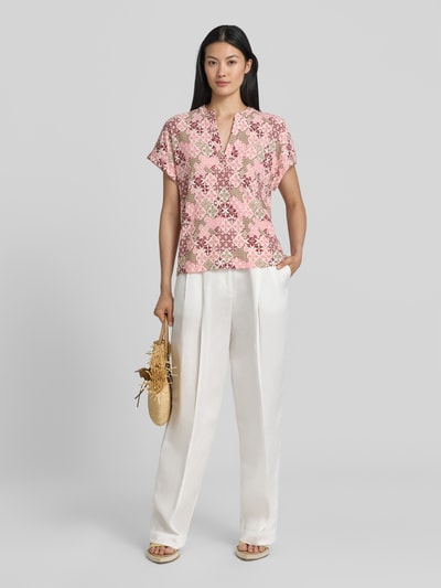 Frauenmodel trägt Regular Fit T-Shirt in Crinkle-Optik von s.Oliver RED LABEL, Muster in Rosa und Weiß, dazu helle Hose, Ganzkörperansicht von vorne.
