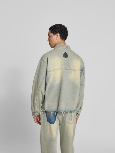 Männermodel trägt Hemdjacke in Denim-Optik von Don’t Waste Culture, reine Baumwolle, Relaxed Fit, Statement-Print, Rückansicht, Ganzkörperansicht.