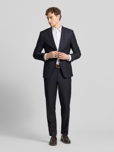 Männermodel trägt Regular Fit Freizeithemd aus Baumwoll-Mix Modell 'H-JOE-K-C1-261' von BOSS mit Allover-Karomuster, Ganzkörperansicht von vorne.