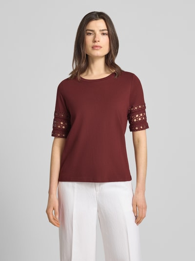 Vrouwenmodel draagt Regular Fit T-shirt uit zuiver katoen model 'IVACY' van Vero Moda, effen, lochborduursel, ronde hals, korte mouw, frontaal overzicht.