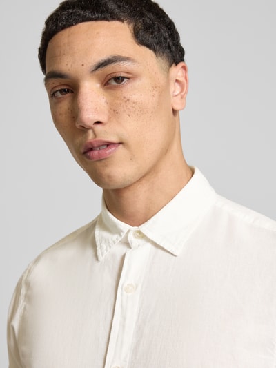 Männermodel trägt Regular Fit Freizeithemd mit Kentkragen Modell 'BREEZE' von Jack & Jones im Baumwoll-Leinen-Mix, Nahaufnahme Oberkörper.