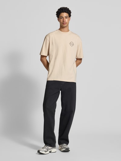 Männermodel trägt Oversized T-shirt met labelprint model 'Paide' van Pegador, puur katoen, heren, ronde hals, ruglengte maat M 70 cm. Ganzkörperansicht von vorne.