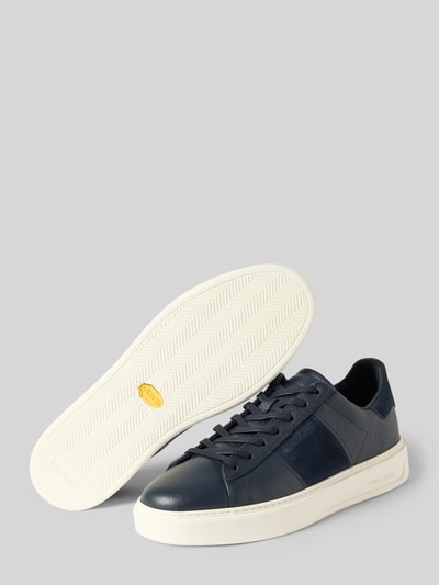 Produktfoto, Sneaker aus echtem Leder Modell 'Classic Court' von Woolrich, navyblau mit Kontrastbesatz, strukturierte weiße Sohle, Schnürverschluss, abgerundete Form, Label-Schriftzug, Absatzhöhe 4 cm, Schafthöhe 8 cm, Schaftweite 9 cm
