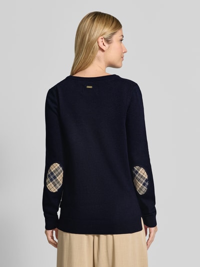 Vrouwenmodel draagt Regular Fit Pullover uit mix van wol en katoen van Barbour, donkerblauw met geruite elleboogstukken, rugaanzicht, Dames coltrui