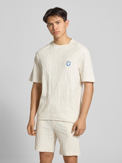 Männermodel trägt Regular Fit T-Shirt aus Frottee von Hugo Blue in Unifarben, Struktur aus reiner Baumwolle, Rundhals, kurzarm, Ganzkörperansicht von vorne.