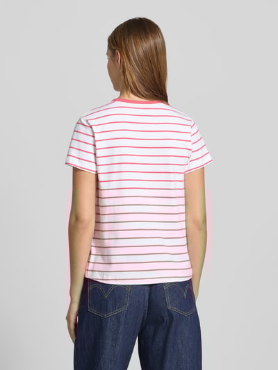 Guess Jeans T-shirt o kroju regular fit z wyhaftowanym logo Fuksjowy 5