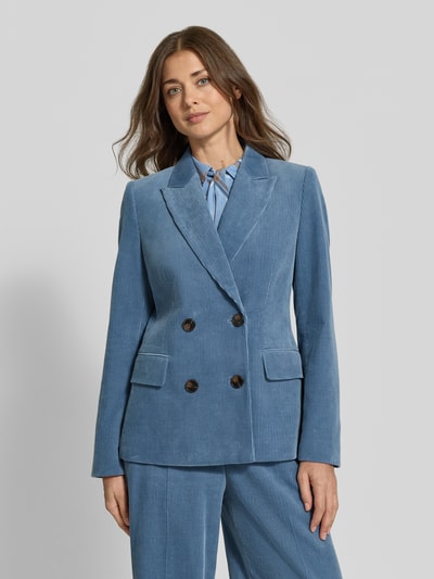 Frauenmodel trägt Regular Fit Blazer aus Cord von Christian Berg Woman Selection in Hellblau, Reverskragen, Pattentaschen, Nahaufnahme Oberkörper.