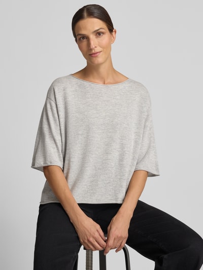 Frauenmodel trägt Loose Fit Pullover aus Kaschmir-Schurwoll-Mix Modell 'C_Fiolanna' von BOSS Orange in hellem Grau, Nahaufnahme Oberkörper.