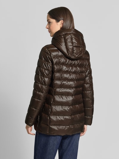 Frauenmodel trägt Regular Fit Mantel in Stepp-Optik von FUCHS SCHMITT in Dunkelbraun mit Kapuze, zwei Eingrifftaschen, Ganzkörperansicht Rückansicht.