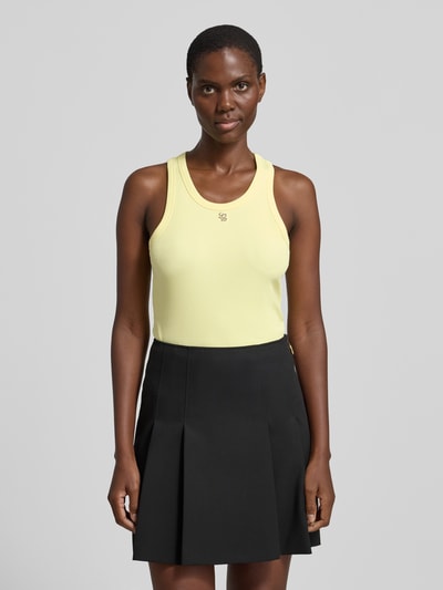 Frauenmodel trägt Slim Fit Top mit Logo-Applikation von Liu Jo White in Gelb, Baumwoll-Mix, Rundhalsausschnitt, Rückenlänge 62 cm, Ganzkörperansicht von vorne.