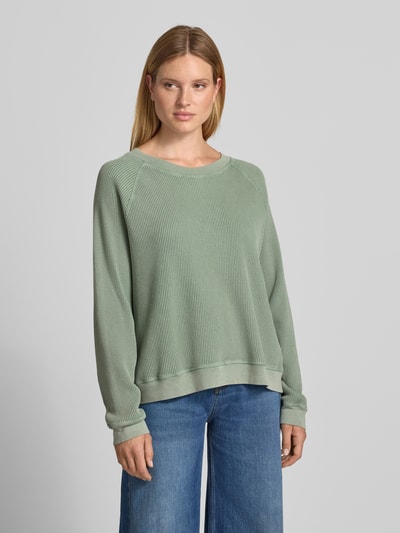 Vrouwenmodel draagt sweatshirt met structuurpatroon van puur katoen, relaxed fit, Model 'USCOW' van American Vintage, ronde hals, dames, volledige lichaamsvoorzijde.