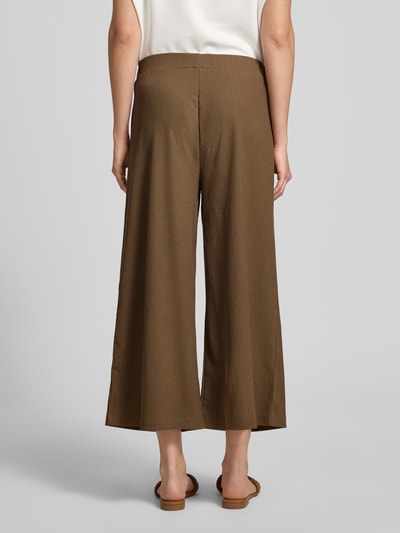 Frauenmodel trägt Relaxed Fit Culotte in strukturierter Optik von s.Oliver RED LABEL, Farbe Braun, Optik: Unifarben, Passform: Relaxed-Fit, High-Waist, Bundabschluss: Elastisch, seitliche Eingrifftaschen, Materialverarbeitung: Jersey, Ganzkörperansicht Rückansicht.