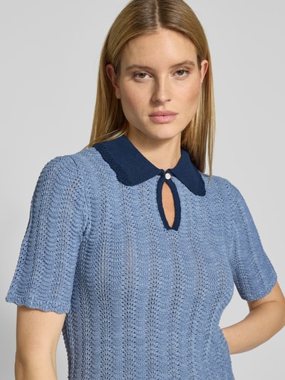 Frauenmodel trägt Strickshirt mit Umlegekragen und Schlüsselloch-Ausschnitt von Scotch & Soda in Blau, Baumwoll-Mix, Nahaufnahme Oberkörper.