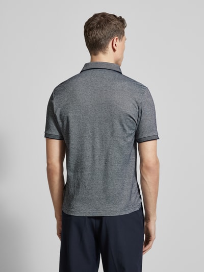 Männermodel trägt Slim Fit Poloshirt mit Label-Detail von HECHTER PARIS, graue Baumwollmischung, Rückenansicht, Ganzkörperansicht Rückansicht.
