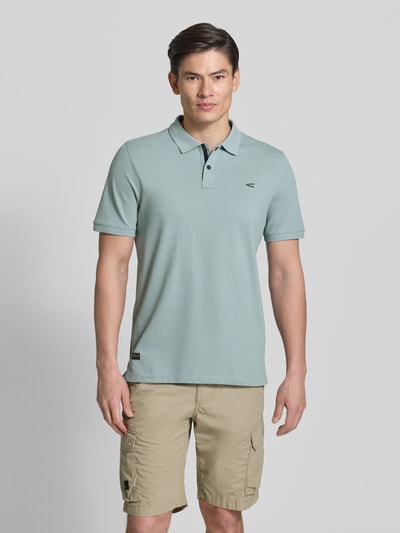 Männermodel trägt Regular Fit Poloshirt in unifarbenem Design van camel active, katoen-elastaanmix, knoopsluiting, logodetail, vooraanzicht volledige lichaamsopname.