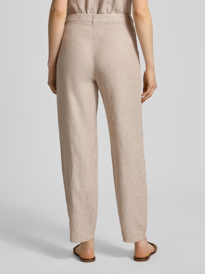 Vrouwenmodel draagt Leinenhose mit französischen Eingrifftaschen Modell 'lavasi' van FREE/QUENT, beige, loose fit, linnenmix met viscose, zichtbare knoop- en ritssluiting, Franse steekzakken, decoratieve achterzak, bandwijdte 41 cm, binnenbeenlengte 73 cm, volledige achteraanzicht.