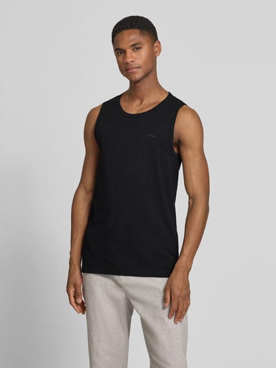 Männermodel trägt Regular Fit Tank Top aus reiner Baumwolle von s.Oliver RED LABEL, Optik: Unifarben, Label-Print, Flammgarn, Ganzkörperansicht von vorne.