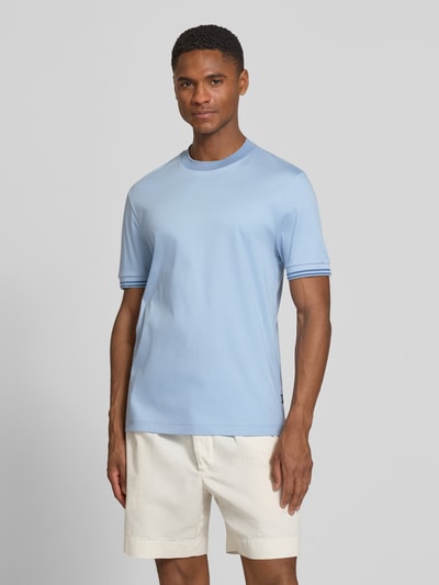 Mannenmodel draagt Slim Fit T-Shirt uit zuivere katoen Model 'H-TESSLER 238' van BOSS, effen, met contrasterende stiksels, ronde hals, korte mouw, voorkant volledig zichtbaar.