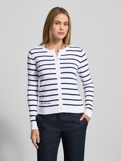 Modelka kobieca nosi biało-granatową Strickjacke mit Knopfleiste Modell 'RALHAN' od Lauren Ralph Lauren z bawełny, regular fit, widok całościowy z przodu.
