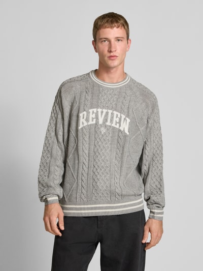 REVIEW Strickpullover mit Label-Stitching Hellgrau Melange 4
