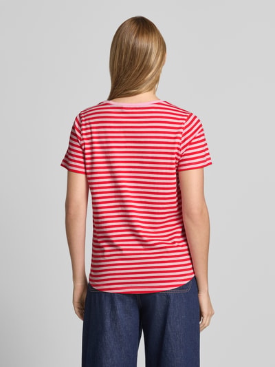 Frauenmodel trägt T-Shirt mit Motiv-Stitching und Rundhalsausschnitt von FREE/QUENT, reine Baumwolle, rote und weiße Streifen, Ganzkörperansicht Rückansicht.