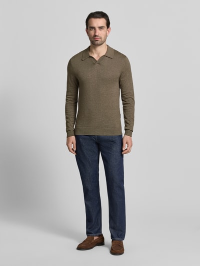 Männermodel trägt Regular Fit Longsleeve aus Lyocell-Mix Modell 'Bells' von Casual Friday in Braun mit Polo-Kragen, Strick-Optik, Ganzkörperansicht von vorne.