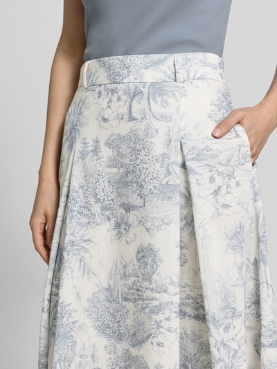 Vrouwenmodel draagt midirok in A-lijn met all-over look, plooien, bandwijdte 39 cm, totale lengte 88 cm, model 'PALMIRA' van SEDUCTIVE, detailopname taille tot knie.