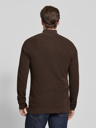 Männermodel trägt Slim Fit Troyer aus Baumwoll-Mix von Matinique in Dunkelbraun mit langem Arm und geripptem Bund, Ganzkörperansicht Rückansicht. Rückenlänge bei Größe M: 67 cm, Ärmellänge bei Größe M: 68 cm.