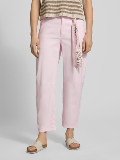 Kobiece model prezentuje Hose mit Tuch Modell 'ORELIE' od Cambio z lyocellu i bawełny ze stretchem, krój loose fit, pastelowy róż, szerokość w rozmiarze 36: 42 cm, długość nogawki 73 cm, z kieszeniami i apaszką, zdjęcie z przodu, ujęcie całej sylwetki.