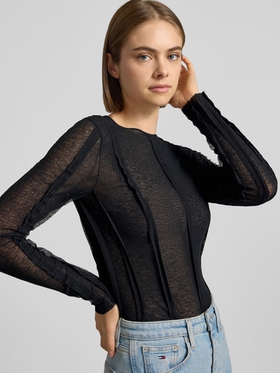 Frauenmodel trägt Slim Fit Longsleeve in semitransparentem Design Modell 'Belma' von Topshop, schwarz, elastischer Baumwoll-Mix, Rundhalsausschnitt, Detailaufnahme Oberkörper, Rückenlänge S 56 cm.