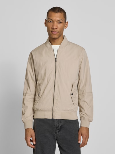 Męskimodel nosi Regular Fit Bomberjacke mit Stehkragen von s.Oliver RED LABEL, efekt: jednolity kolor, krój regular fit, stójka, zamek błyskawiczny, długi rękaw, prążkowane zakończenia, boczne kieszenie z patką i kieszeń wewnętrzna, Ganzkörperansicht von vorne.