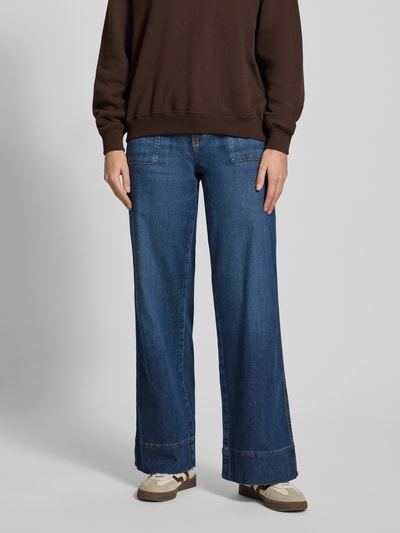 Vrouwenmodel draagt Wide Leg Jeans met Eingrifftaschen van Buena Vista, blauwe denim, used-look, knoop- en ritssluiting, Ganzkörperansicht von vorne.
