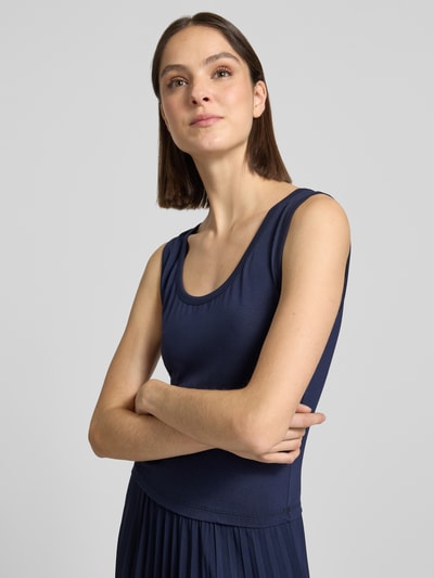 Frauenmodel trägt dunkelblaues Midikleid im 2-in-1-Look Modell 'REMI' von GUIDO MARIA KRETSCHMER WOMAN, Nahaufnahme Oberkörper.