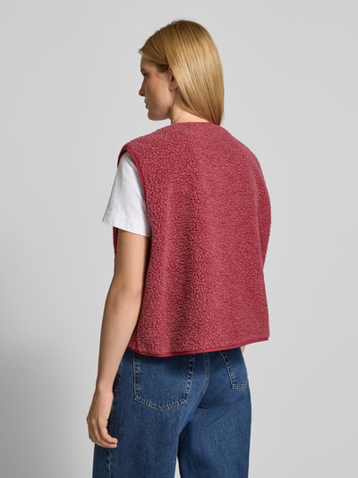 Frauenmodel trägt Weste mit Rundhalsausschnitt Modell 'HOKTOWN' von American Vintage in lockerem Schnitt, Teddyfell, Rückansicht, Ganzkörperansicht.