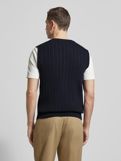 Mężczyznamodel nosi Regular Fit Pullunder aus Baumwoll-Mix od Lacoste, granatowy, wzór warkoczowy, dzianina, widok z tyłu na całe ciało.