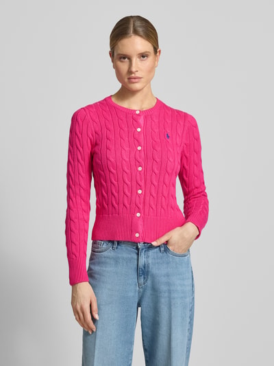 Frauenmodel trägt Slim Fit Strickjacke mit Logo-Stitching von Polo Ralph Lauren in Pink, reine Baumwolle, Rundhalsausschnitt, Ganzkörperansicht von vorne