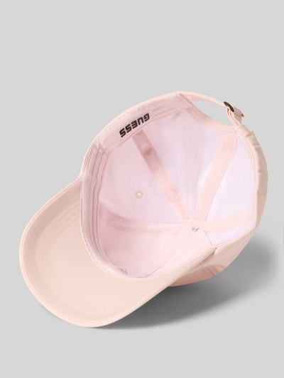 Produktfoto, Basecap mit Label-Applikation Modell 'NOEMIE 4G' von Guess aus rosafarbenem Material-Mix mit Stretch-Anteil und verstärktem Schirm.