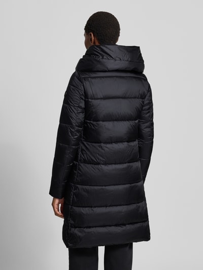 Frauenmodel trägt schwarzen Steppmantel mit Kapuze Modell 'LYSA' von Save The Duck, glatte Oberfläche, Ganzkörperansicht Rückansicht. Gerader Schnitt, Zweiwege-Reißverschluss, Label-Patch, seitliche Eingrifftaschen, bei Größe S: 91 cm Rückenlänge, 39 cm Schulterbreite, 40 cm Brustweite, 66 cm Ärmellänge.