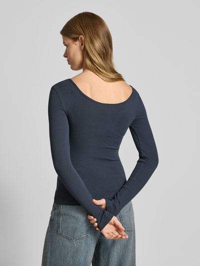 Frauenmodel trägt Slim Fit Langarmshirt aus Baumwoll-Mix Modell 'KITTE' von Pieces, granatowy, prążkowany, gładki, dżinsy, całkowity widok z tyłu.