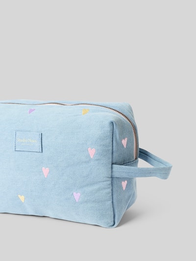Produktfoto, Kosmetiktasche in Denim-Optik von Studio Noos, hellblauer Baumwoll-Mix mit bunten Herz-Stitchings, seitliche Halteschlaufe, Hauptfach und Reißverschlussfach innen
