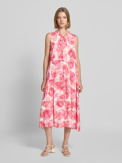 Frauenmodel trägt Midikleid aus Viskose Modell 'Vi44vii' von ZABAIONE mit Allover-Print in Rosa-Tönen, A-Linie, Stehkragen, Ganzkörperansicht von vorne.